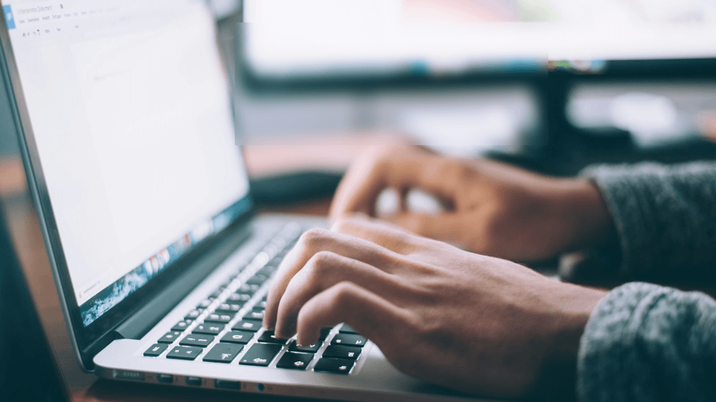Mani che digitano su un laptop: lavoro quotidiano più veloce e produttivo