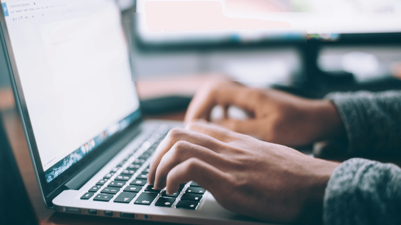Mani che digitano su un laptop: lavoro quotidiano più veloce e produttivo