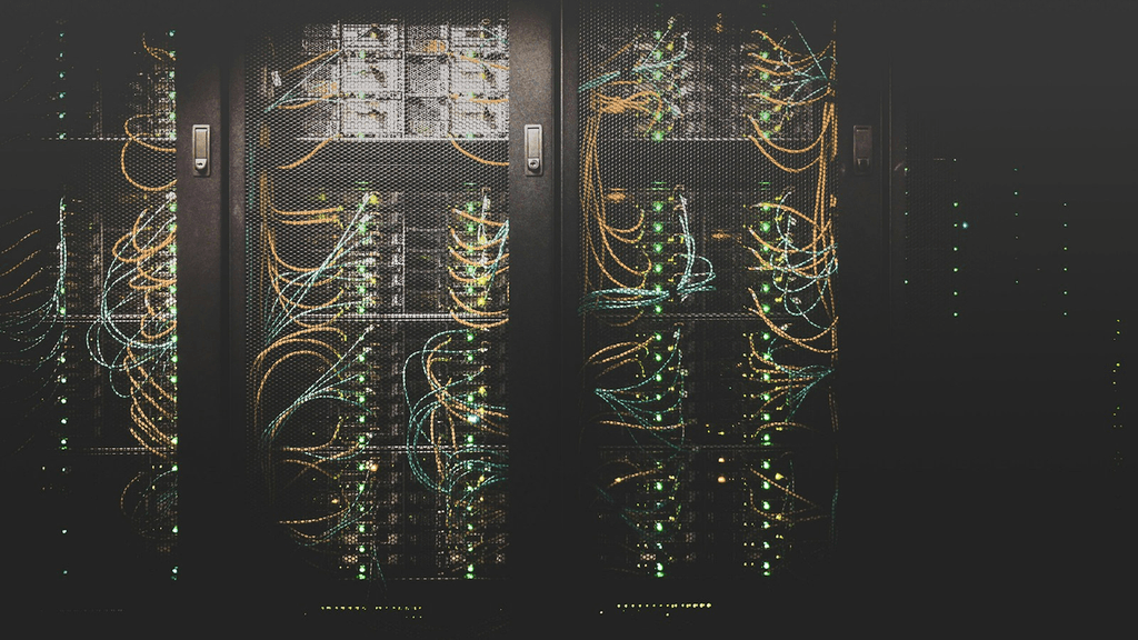 Rack di server illuminati in un data center, potenza di calcolo AI