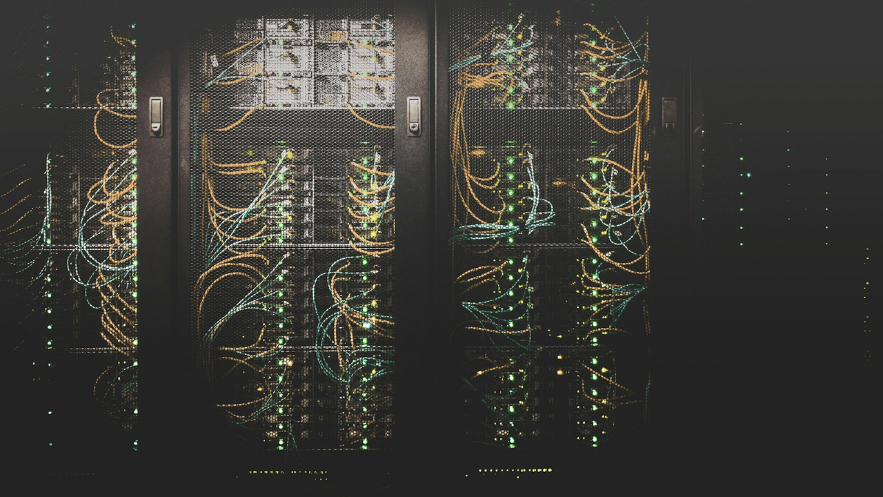 Rack di server illuminati in un data center, potenza di calcolo AI