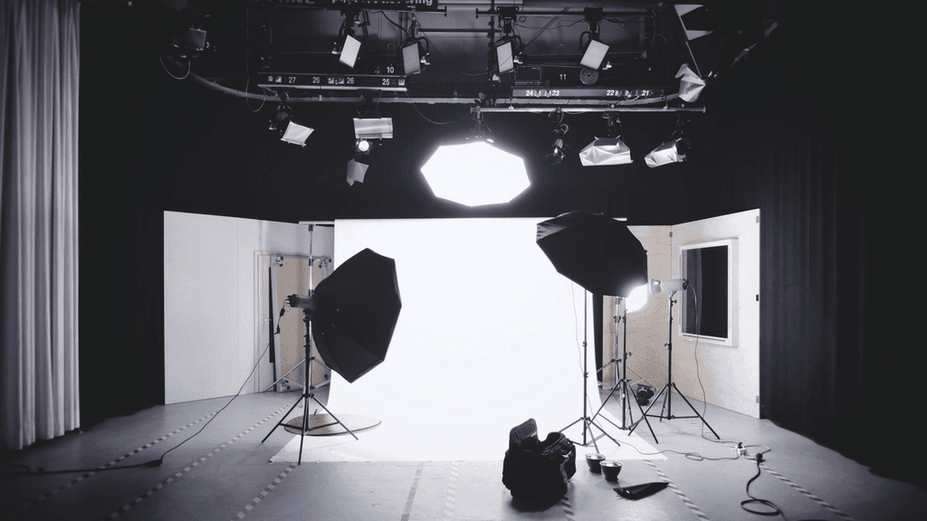 Studio video professionale con softbox e fondale bianco per produzione video