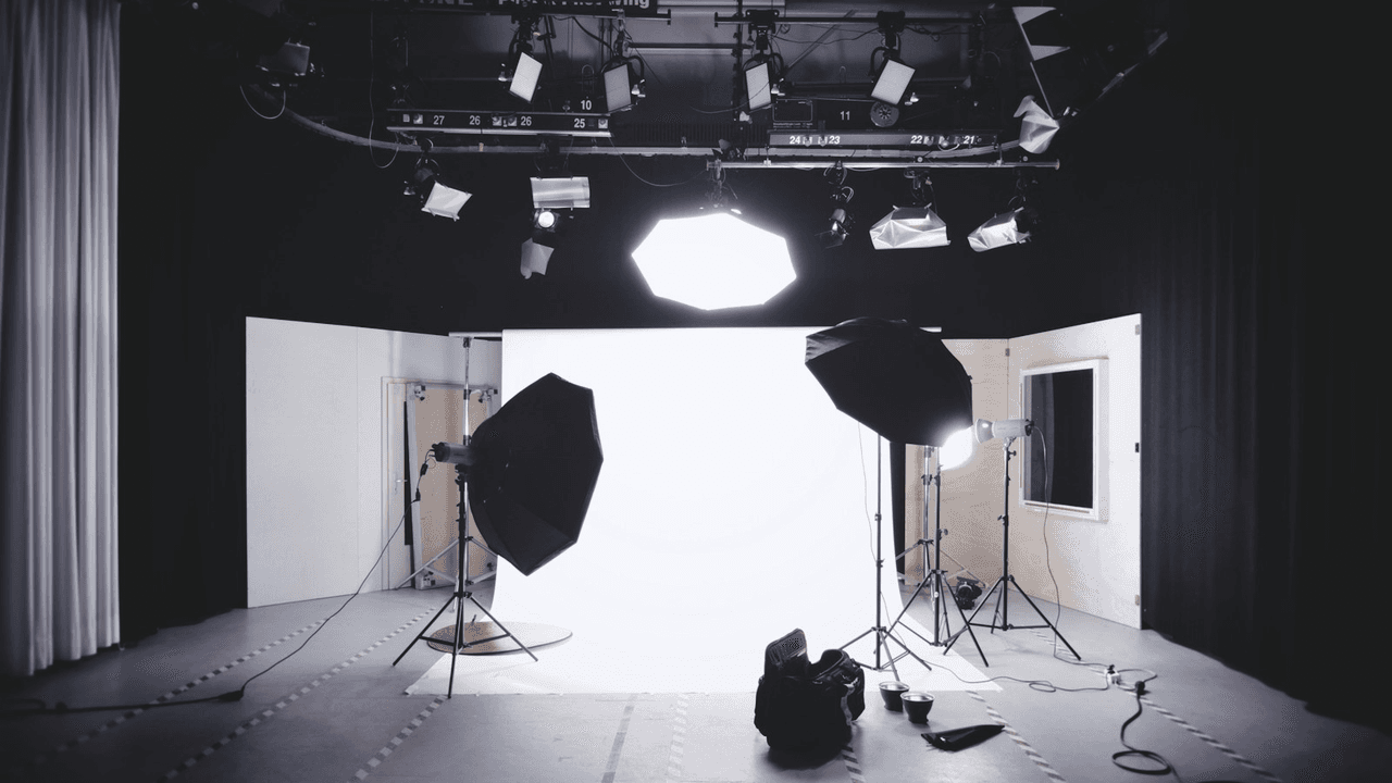 Studio video professionale con softbox e fondale bianco per produzione video